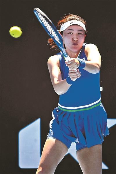 足球场的坚 足球场的坚